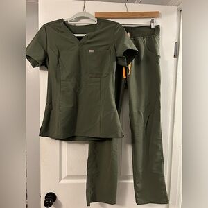 Women’s FIGS scrub set- Moss XS Slim Catarina Top, Moss XS Kade Bottoms